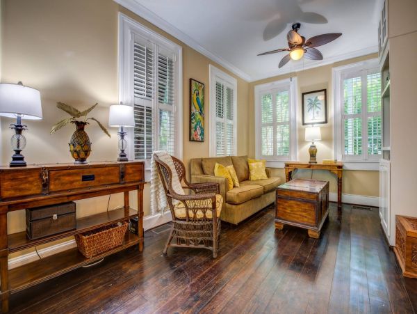 Amazing 5 Bedroom Vacation Home with Guest House