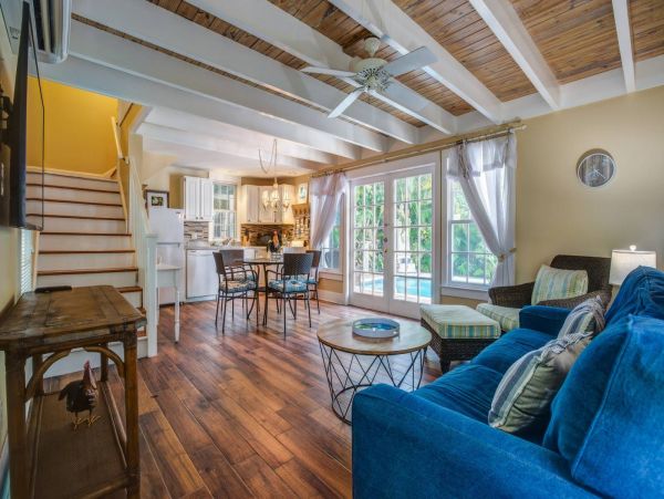 Amazing 5 Bedroom Vacation Home with Guest House