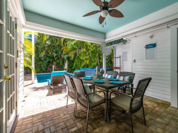 Amazing 5 Bedroom Vacation Home with Guest House