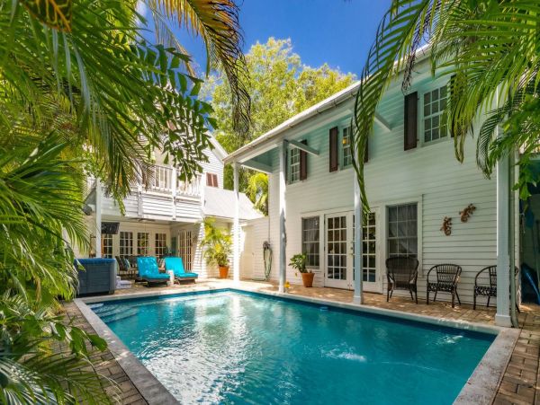 Amazing 5 Bedroom Vacation Home with Guest House