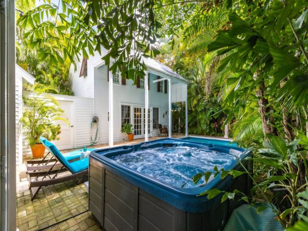 Amazing 5 Bedroom Vacation Home with Guest House