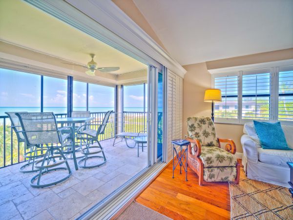First Class Beachfront Condominium with Sweeping Views of the Gulf of Mexico