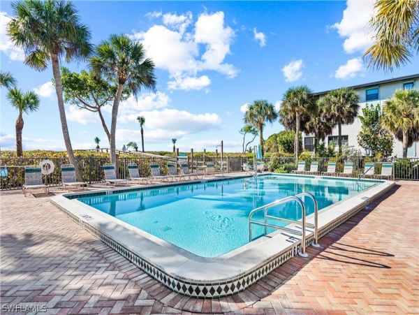 First Class Beachfront Condominium with Sweeping Views of the Gulf of Mexico