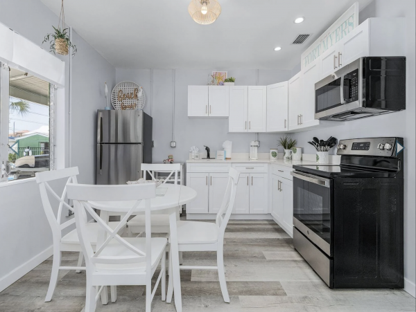 Four Vacation Villas in Fort Myers with a Short Walk to Beach 24 Guests