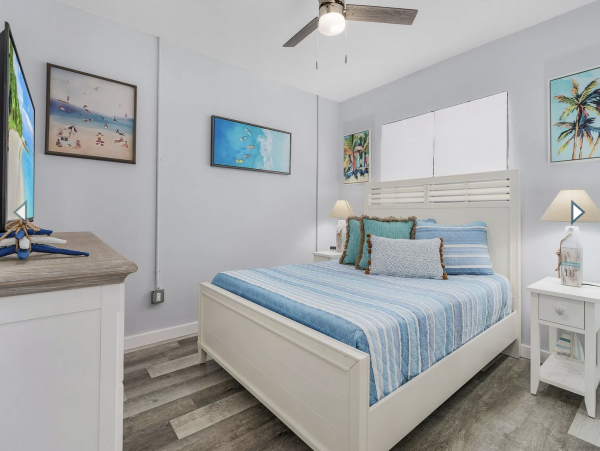 Four Vacation Villas in Fort Myers with a Short Walk to Beach 24 Guests