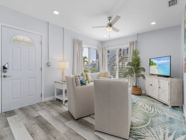 Four Vacation Villas in Fort Myers with a Short Walk to Beach 24 Guests