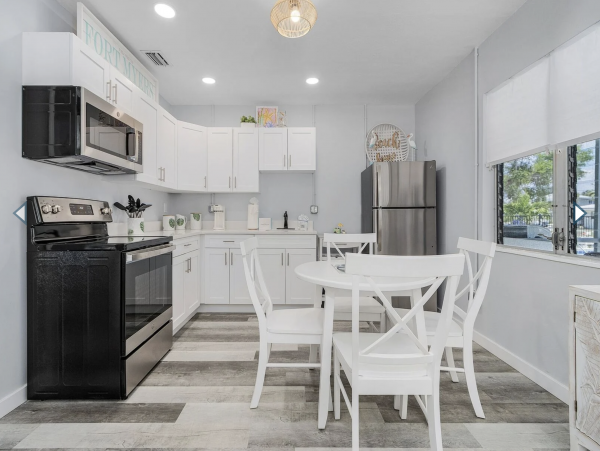 Four Vacation Villas in Fort Myers with a Short Walk to Beach 24 Guests