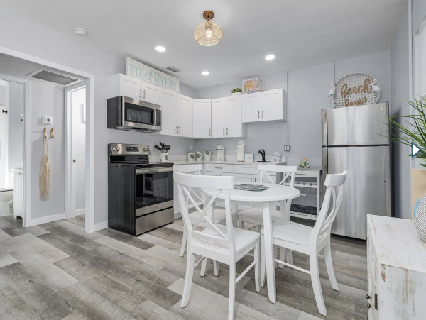 Four Vacation Villas in Fort Myers with a Short Walk to Beach 24 Guests