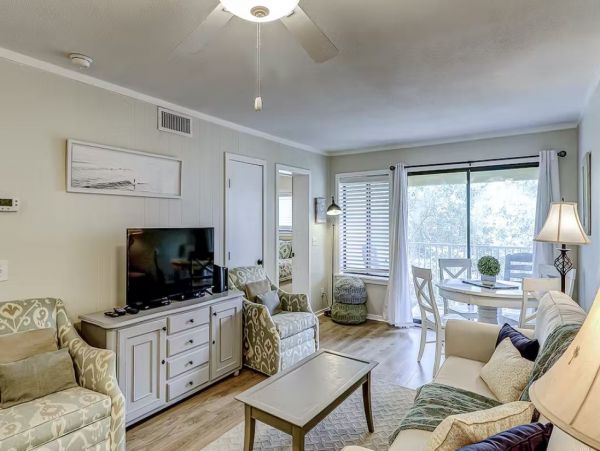 Charming Vacation Condo in Hilton Head with Pool and Tennis Courts