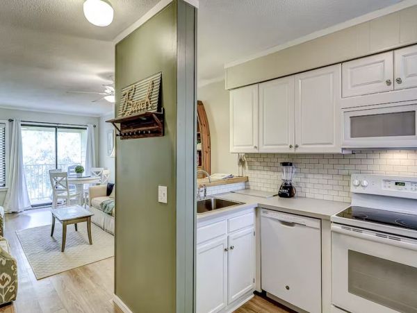 Charming Vacation Condo in Hilton Head with Pool and Tennis Courts