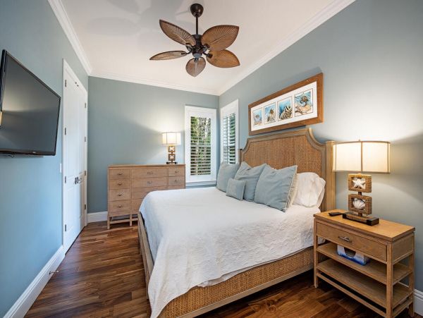 Gorgeous 5 Bedroom Pool Home with Guest House