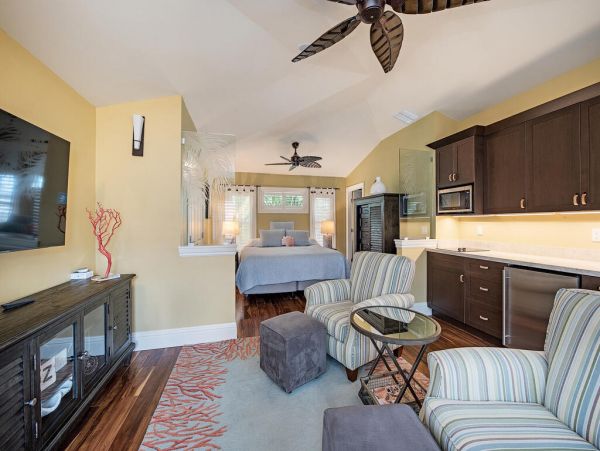Gorgeous 5 Bedroom Pool Home with Guest House