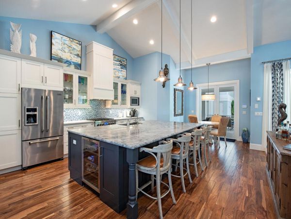 Gorgeous 5 Bedroom Pool Home with Guest House