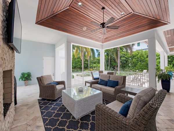 Gorgeous 5 Bedroom Pool Home with Guest House