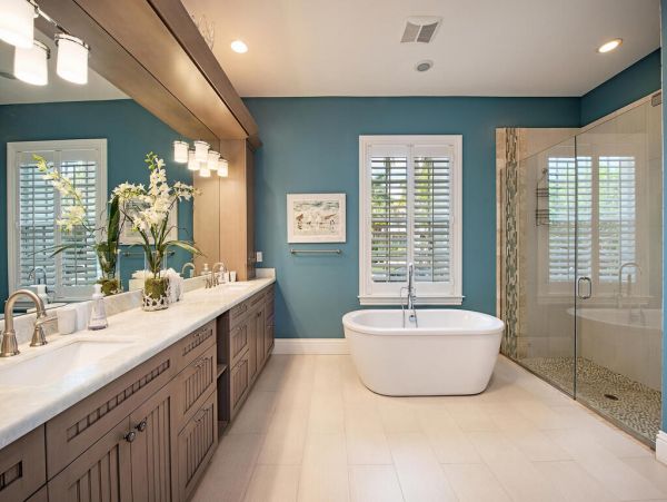 Gorgeous 5 Bedroom Pool Home with Guest House