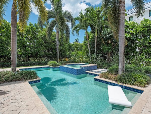 Gorgeous 5 Bedroom Pool Home with Guest House