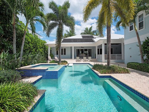 Gorgeous 5 Bedroom Pool Home with Guest House