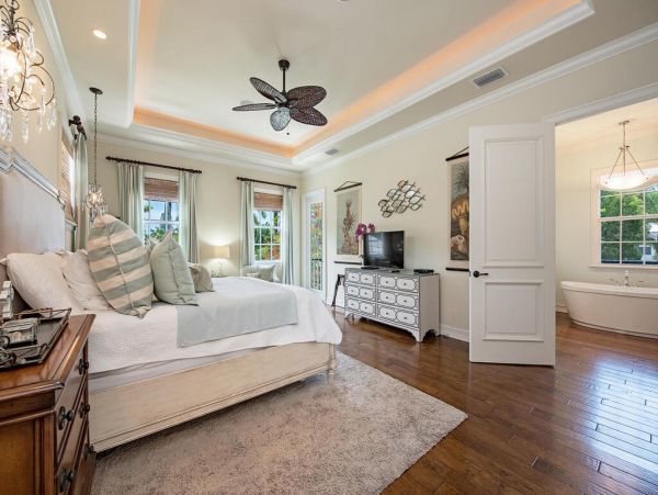Luxury Naples 4 Bedroom Home Short Walk to Beach