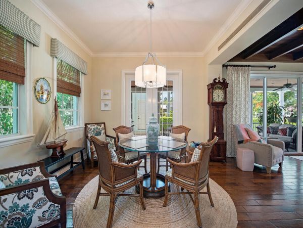 Luxury Naples 4 Bedroom Home Short Walk to Beach