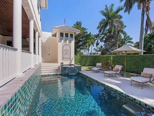 Luxury Naples 4 Bedroom Home Short Walk to Beach
