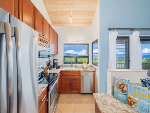 Escape to Paradise: Renovated 2BR/2BA Condo with Ocean Views in Wailea