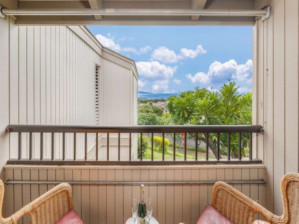 Escape to Paradise: Renovated 2BR/2BA Condo with Ocean Views in Wailea