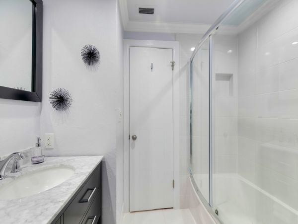 Ground Level 3 Bedroom Home with Pool & Lake View
