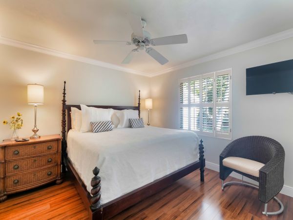 Ground Level 3 Bedroom Home with Pool & Lake View