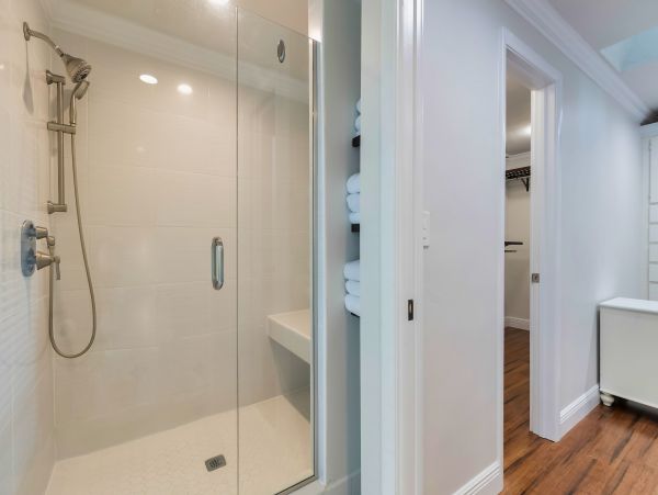 Ground Level 3 Bedroom Home with Pool & Lake View