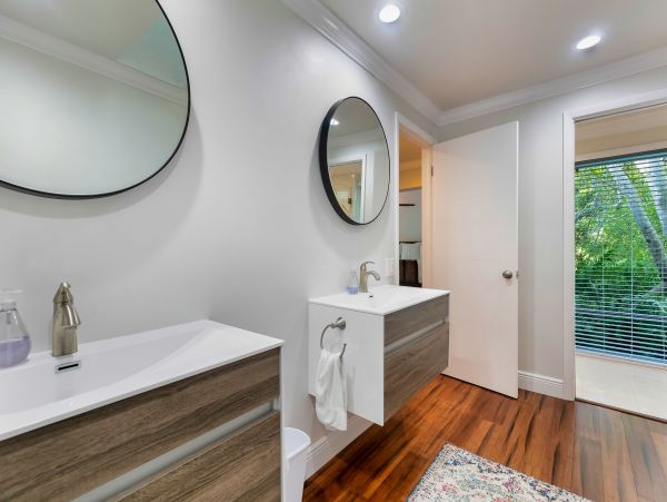 Ground Level 3 Bedroom Home with Pool & Lake View