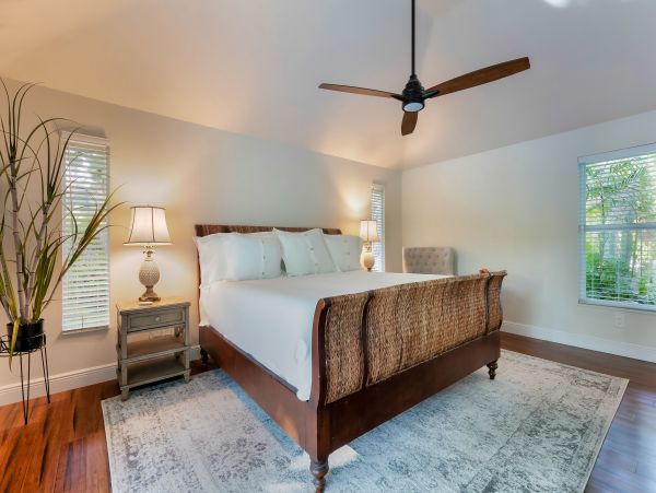 Ground Level 3 Bedroom Home with Pool & Lake View