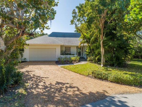 Ground Level 3 Bedroom Home with Pool & Lake View