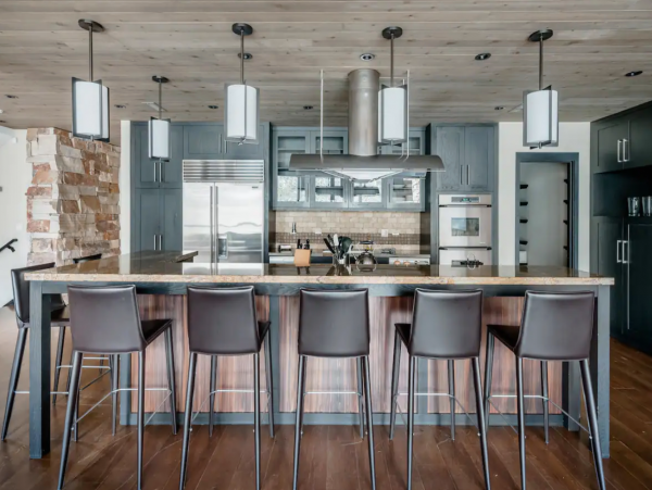 4 plus Den Lionshead Luxury Home