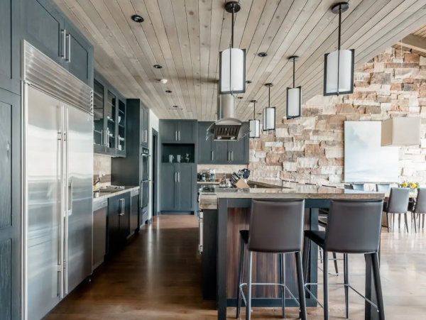 4 plus Den Lionshead Luxury Home