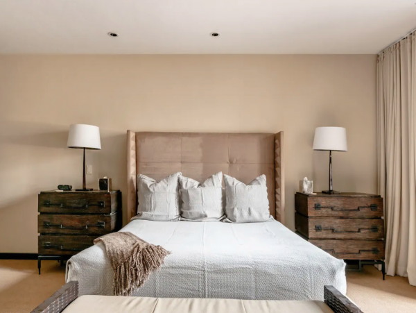 4 plus Den Lionshead Luxury Home