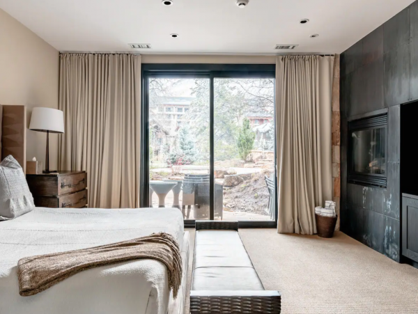 4 plus Den Lionshead Luxury Home