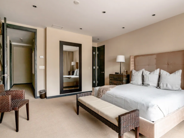 4 plus Den Lionshead Luxury Home