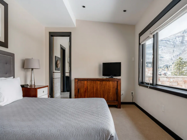 4 plus Den Lionshead Luxury Home