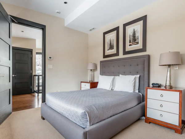 4 plus Den Lionshead Luxury Home