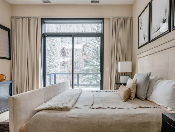 4 plus Den Lionshead Luxury Home