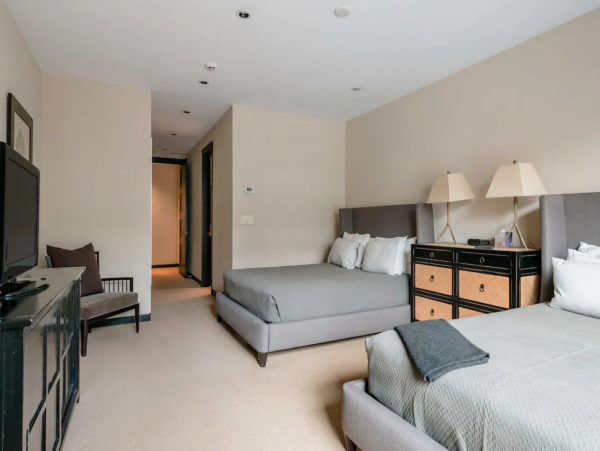 4 plus Den Lionshead Luxury Home