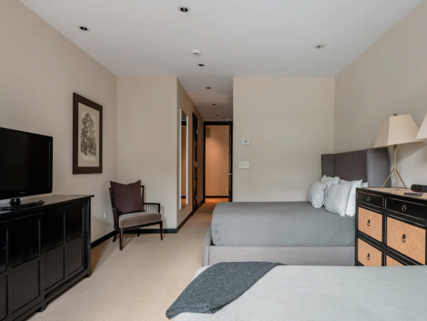 4 plus Den Lionshead Luxury Home