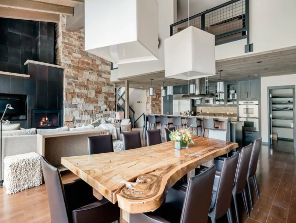 4 plus Den Lionshead Luxury Home
