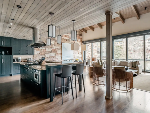 4 plus Den Lionshead Luxury Home