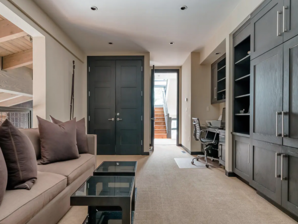4 plus Den Lionshead Luxury Home