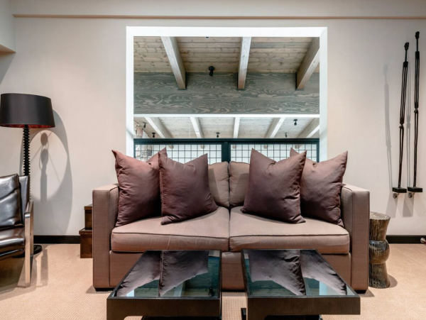 4 plus Den Lionshead Luxury Home