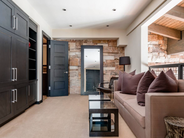 4 plus Den Lionshead Luxury Home