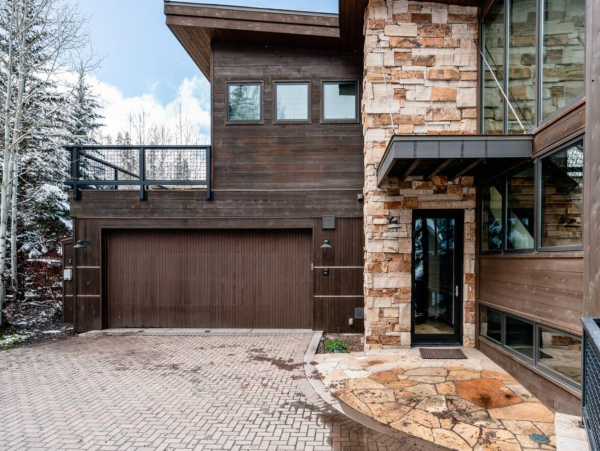 4 plus Den Lionshead Luxury Home