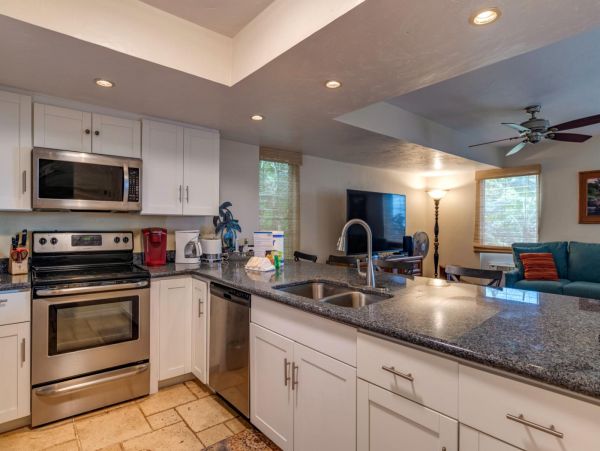 Lovely 3 Bedroom Villa with Partial Ocean Views Sleeps 8