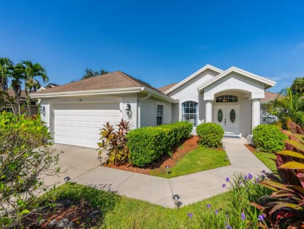 Gorgeous Vacation Home in Naples Sleeps 10 Guests with Pool & Tennis Court